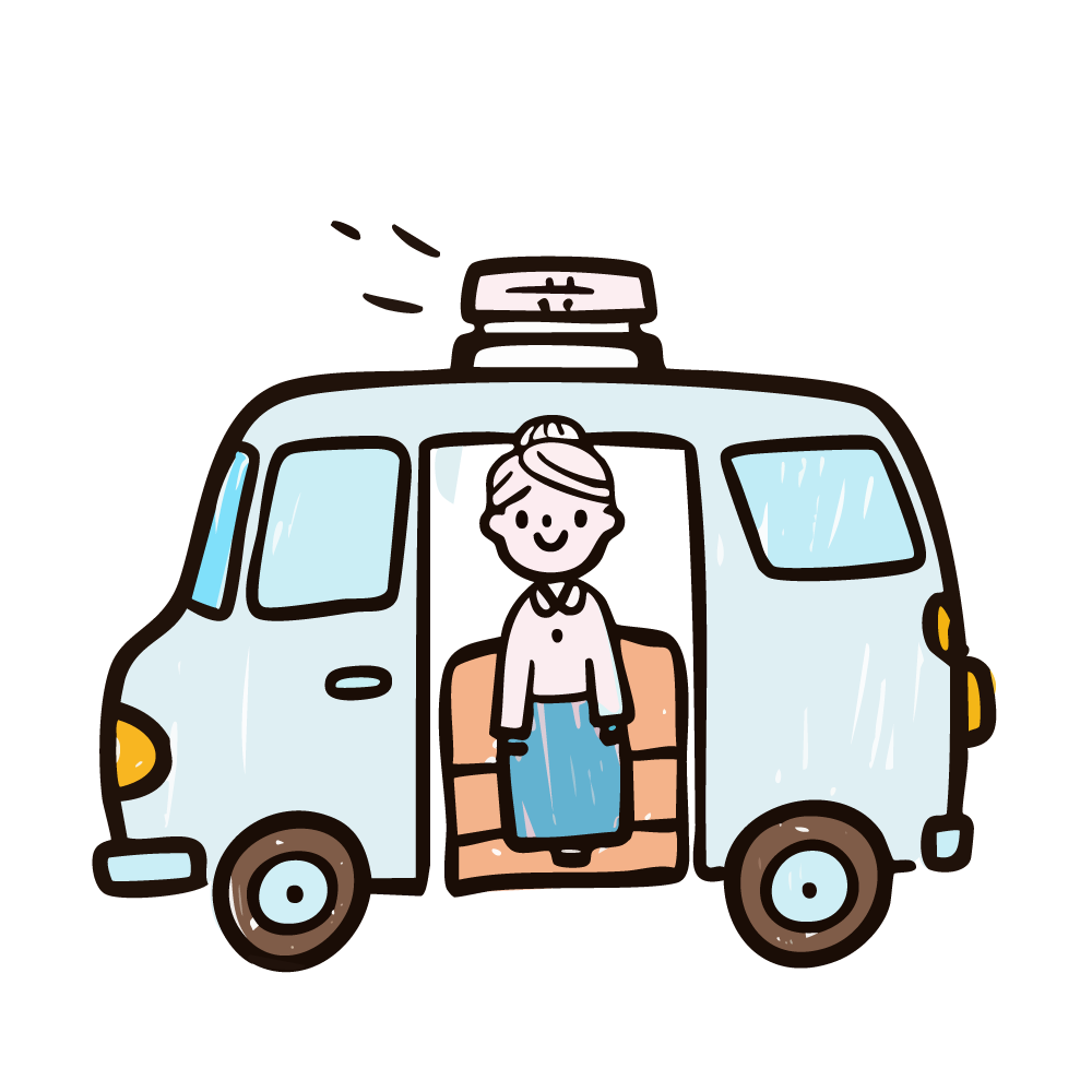 福祉車両に乗って笑顔を見せる高齢女性